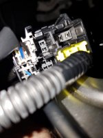 C19 Stecker unter Fahrersitz - Rückansicht2.jpg C19 Stecker unter Fahrersitz - Rückansicht2.jpg