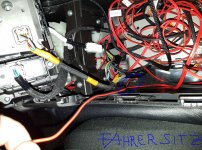 Kabel_unter_Fahrersitz hochziehen in Konsole.jpg