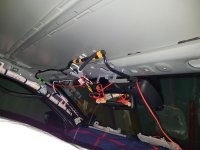 50_Kabelsalat wg. nachgerüsteter Frontkamera im Sonnenbrillenfach.jpg