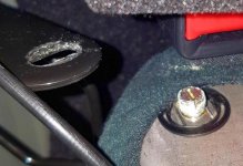 Schraube_lieber dran lassen und Halter vom Auto lösen.jpg Schraube_lieber dran lassen und Halter vom Auto lösen.jpg