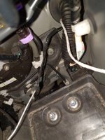 22_Batterie_ausgebaut_Kabel_mit_Draht_durchgezogen.jpg 22_Batterie_ausgebaut_Kabel_mit_Draht_durchgezogen.jpg