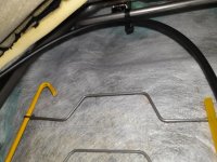 08_ schwarzes kabel oben wird wieder runtergeführt zum hebel.jpg